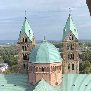 Durch einen Bogen: Blick vom Domturm auf Speyer.