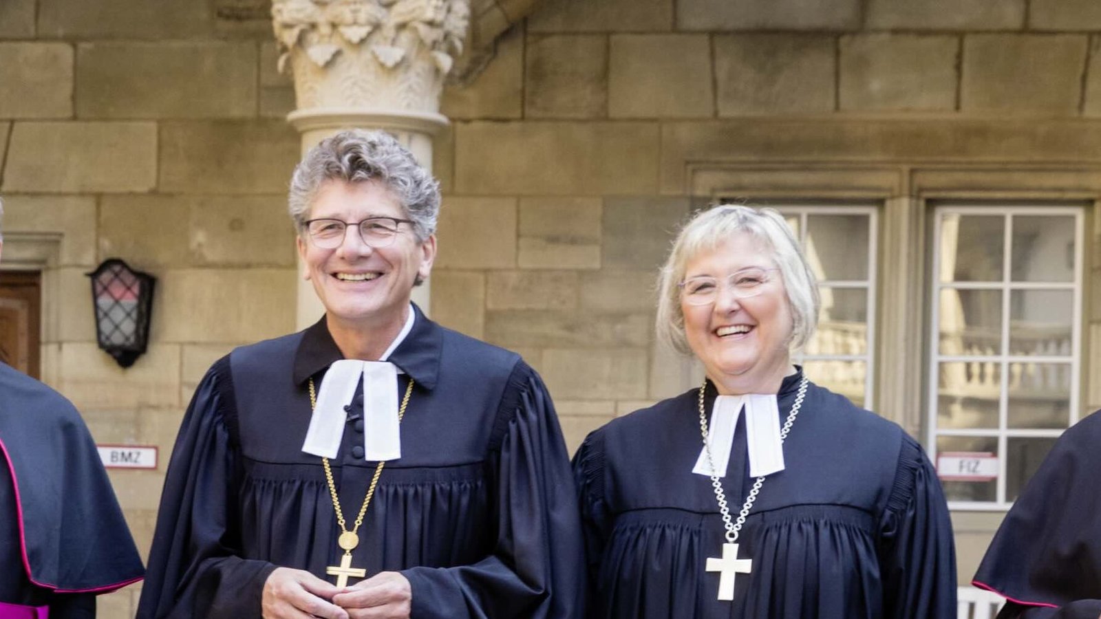 Bischof der Evangelischen Landeskirche in Württemberg, Ernst-Wilhelm Gohl, steht neben der Bischöfin der Evangelischen Kirche in Baden, Heike Springhart. Beide tragen jeweils einen schwarzen Talar mit weißem Beffchen.
