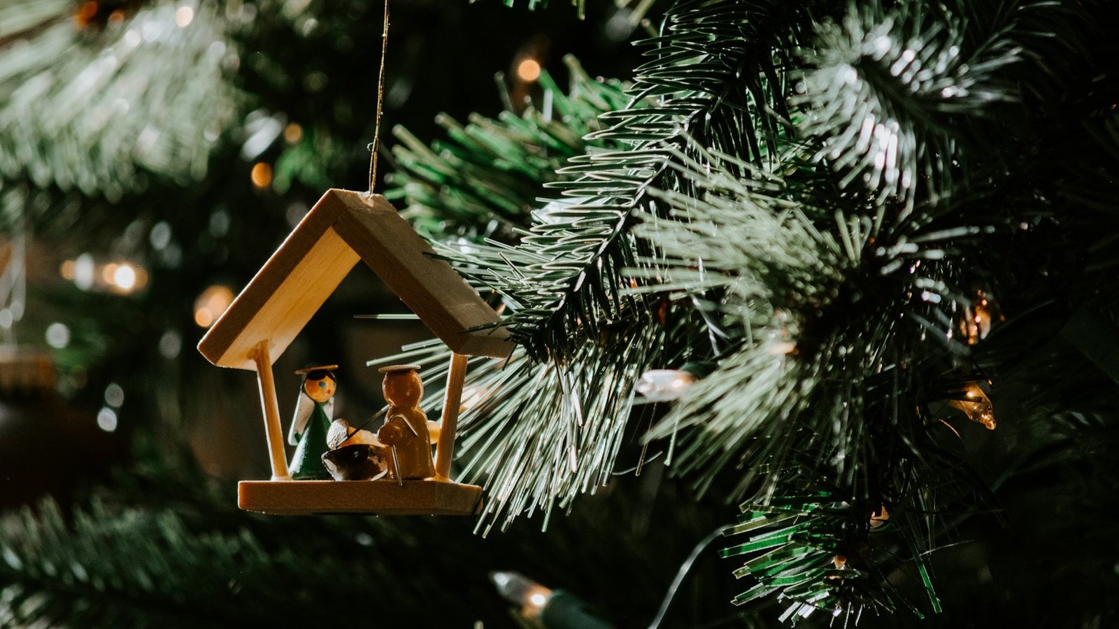 Eine kleine Krippe aus Holz als Christbaumschmuck
