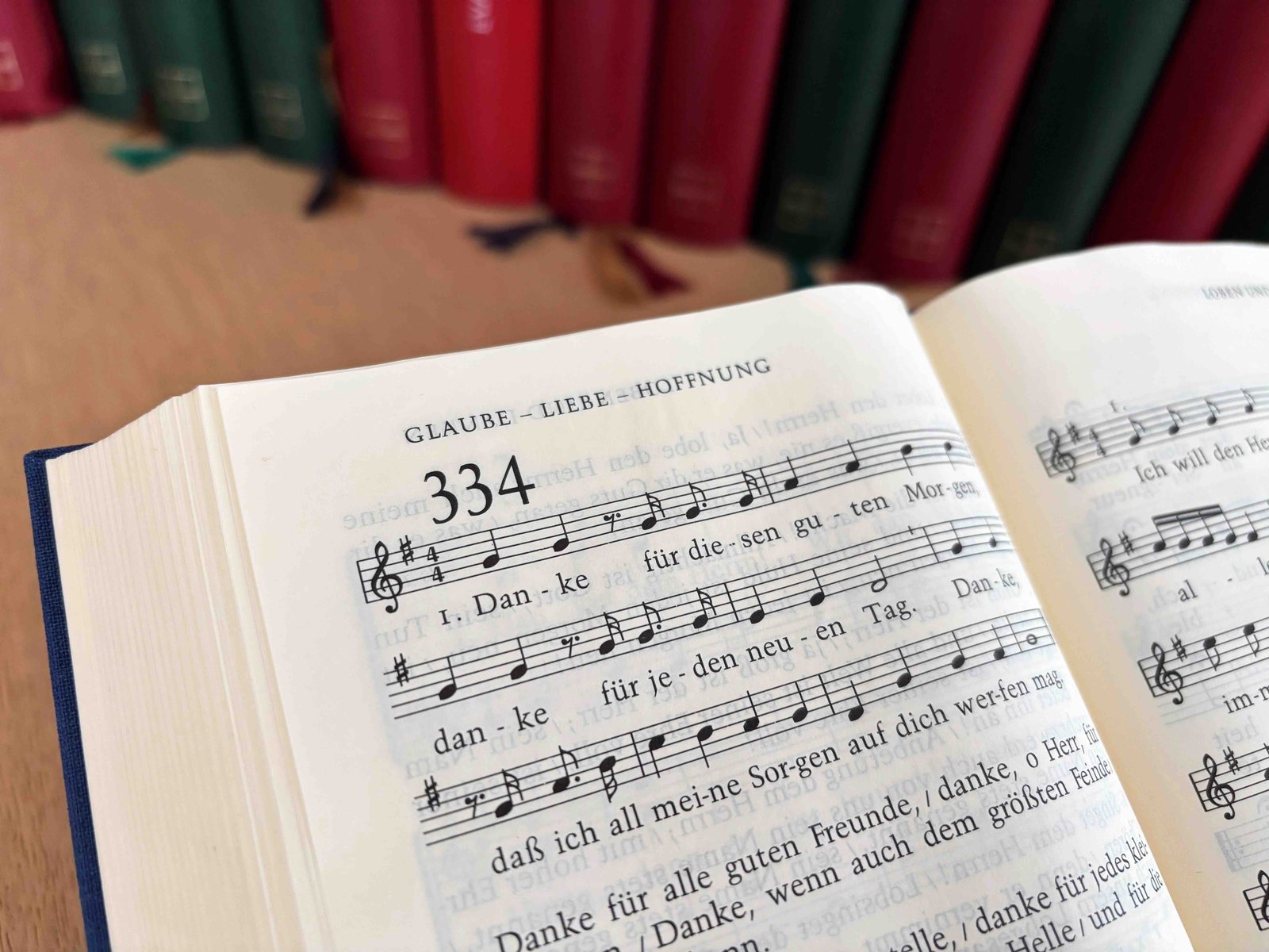 Ein aufgeschlagenes Evangelisches Gesangbuch zeigt Lied Nummer 334 „Danke für diesen guten Morgen”
