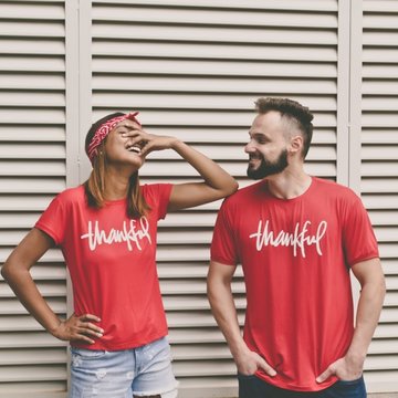 Mann und Frau lachen sich an 