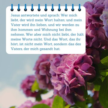 Bibelspruch im Vordergrund. Im Hintergrund sind Hortensien zu sehen.