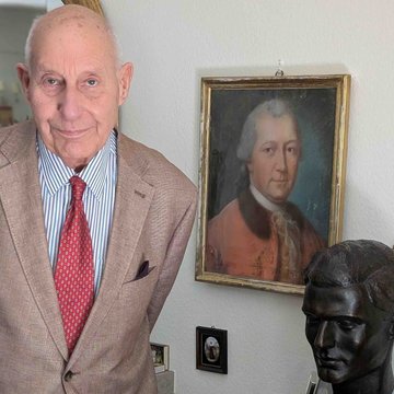 Berthold Schenk Graf von Stauffenberg, aufgenommen zuhause in seinem Wohnzimmer in Oppenweiler, Baden-Württemberg (Foto vom 23. Juni 2025). Neben ihm steht die Kupferbüste seines Vaters Claus Schenk Graf von Stauffenberg.