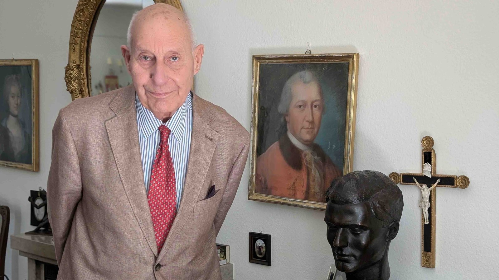 Berthold Schenk Graf von Stauffenberg, aufgenommen zuhause in seinem Wohnzimmer in Oppenweiler, Baden-Württemberg (Foto vom 23. Juni 2025). Neben ihm steht die Kupferbüste seines Vaters Claus Schenk Graf von Stauffenberg.