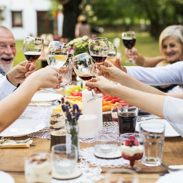 Gartenparty, mit Gläsern anstoßen