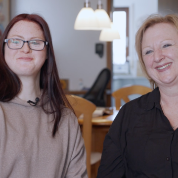 Tamara Röske sitzt neben ihrer Mutter Antje Röske. Tamara hat das Down-Syndrom.