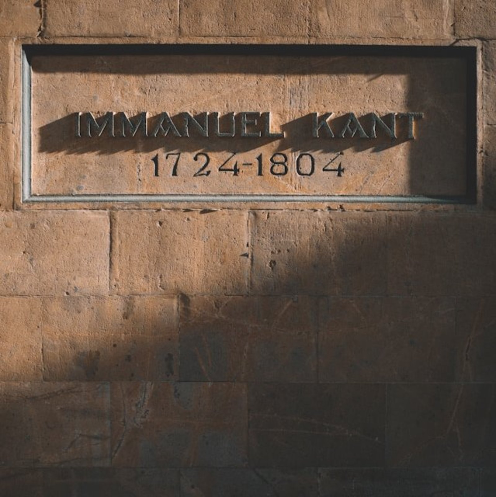 Auf einer Wand steht "Immanuel Kant 1724-1804".