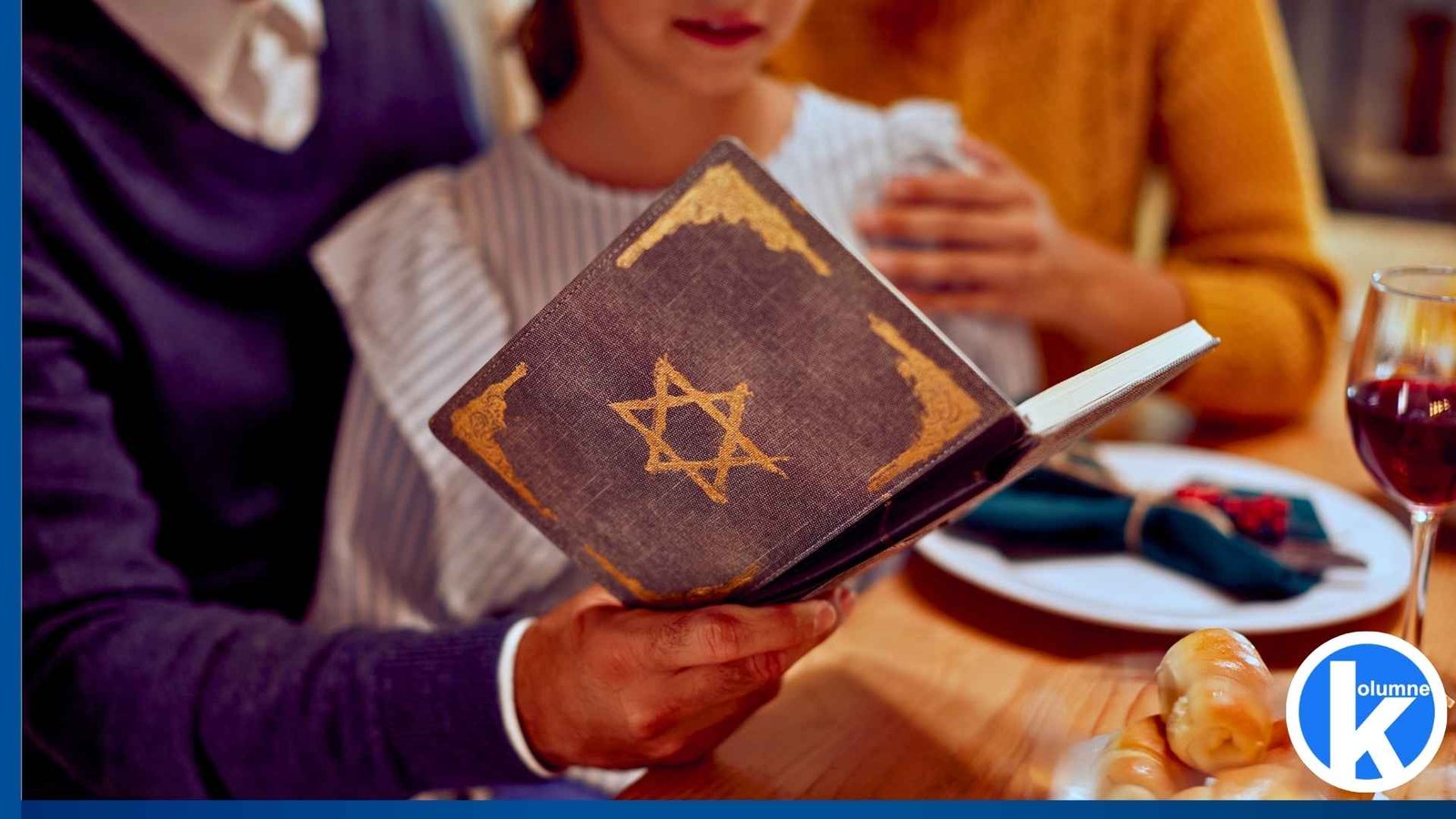 Am Esstisch wird einem Kind aus einem Buch vorgelesen; auf dem Cover ist ein Davidstern.