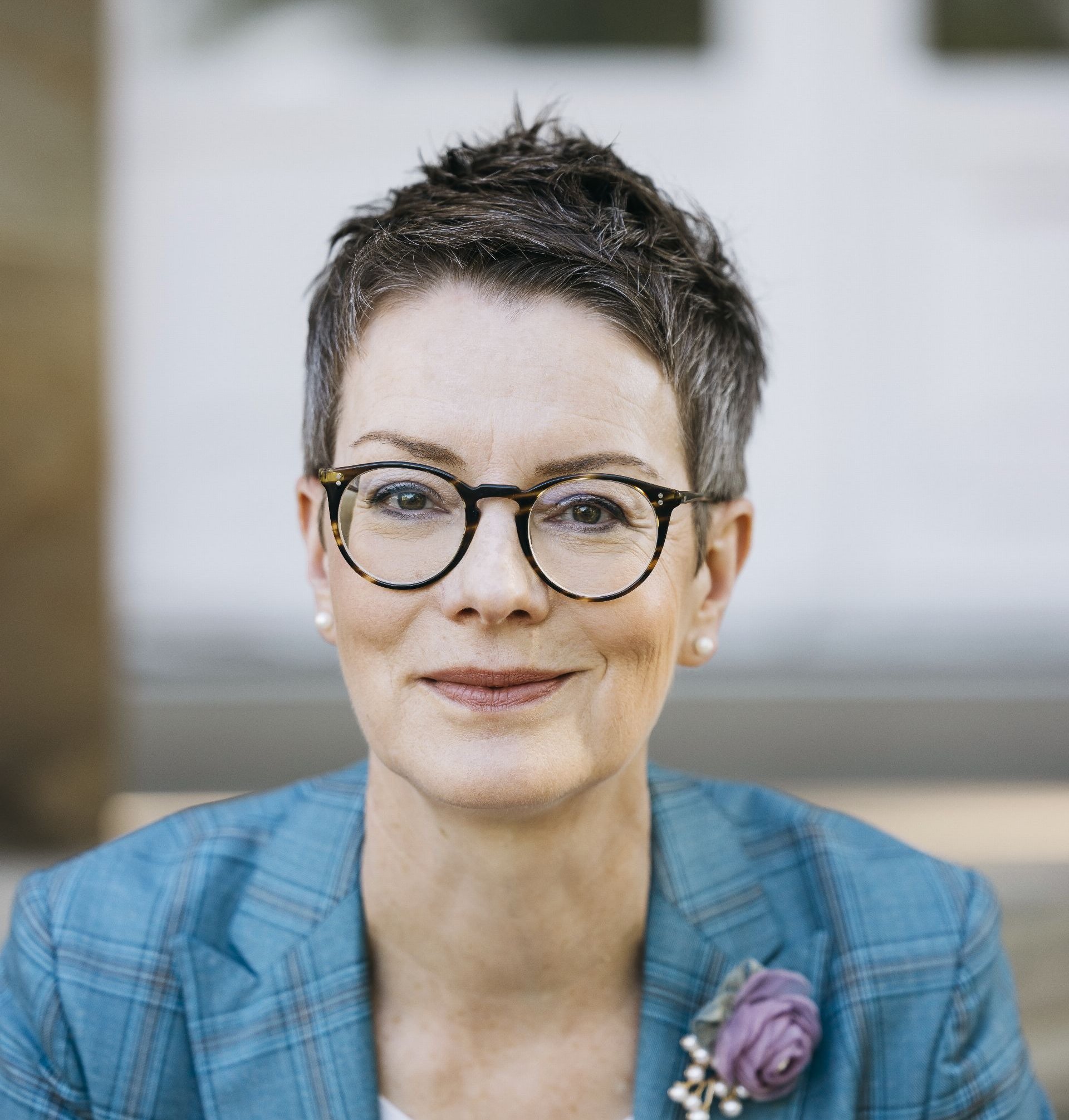 Evelyn Siller trägt kurze Haare und eine Brille