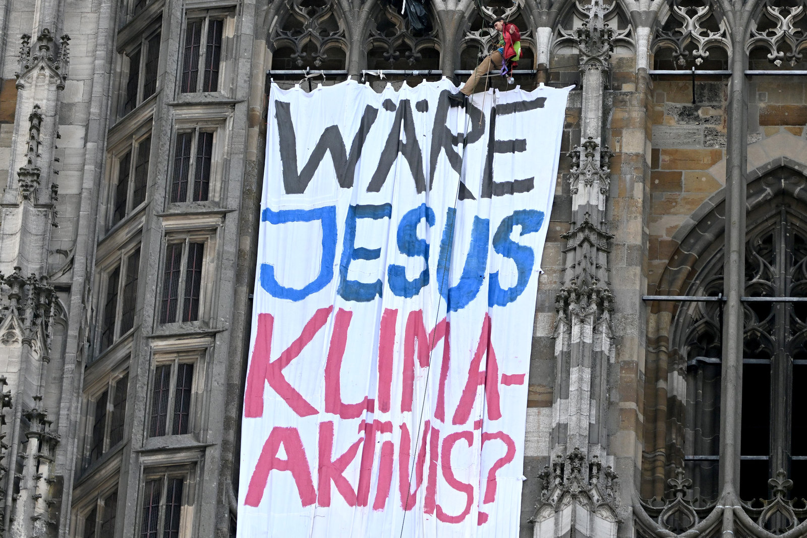 Banner mit der Aufschrift "Wäre Jesus Klimaaktivist?" am Ulmer Münster 