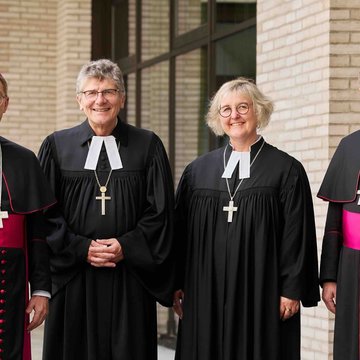 Vier Personen stehen nebeneinander: Von links: Bischof Klaus Krämer, Bischof Ernst-Wilhelm Gohl, Bischöfin Heike Springhart und Bischof Stephan Burger