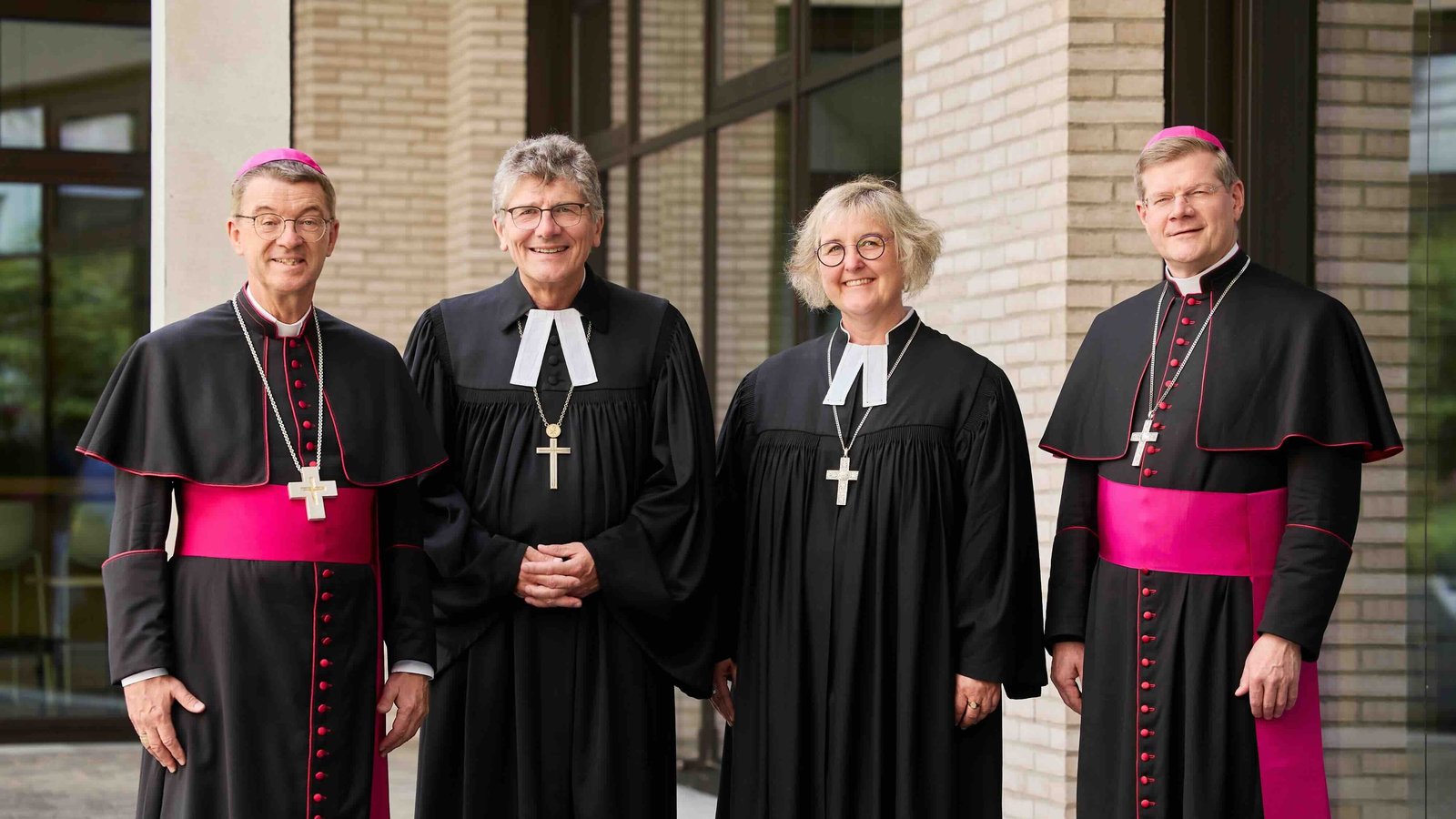 Vier Personen stehen nebeneinander: Von links: Bischof Klaus Krämer, Bischof Ernst-Wilhelm Gohl, Bischöfin Heike Springhart und Bischof Stephan Burger