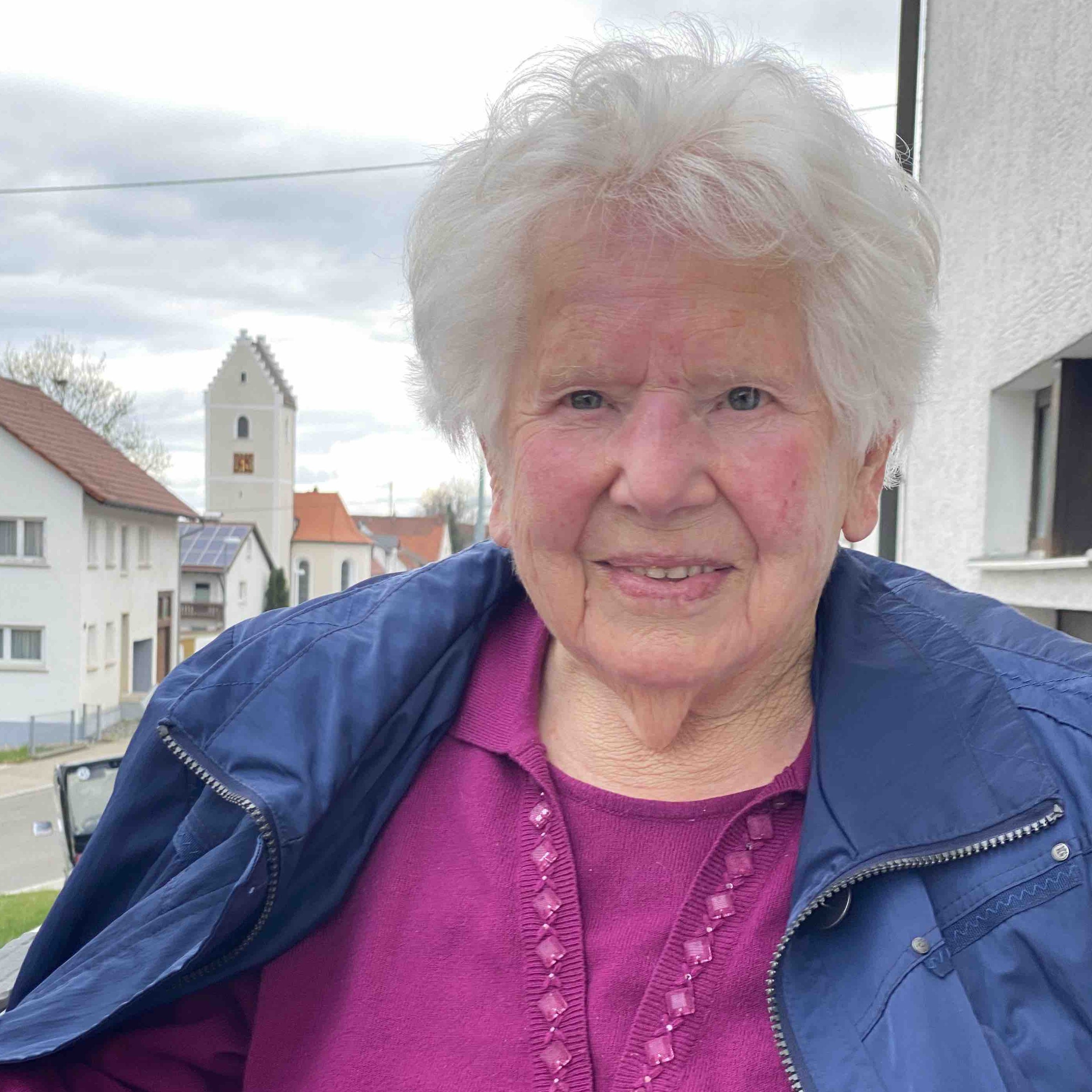 Gisela Meicht trägt ein rosafarbenes Shirt und eine blaue Jacke