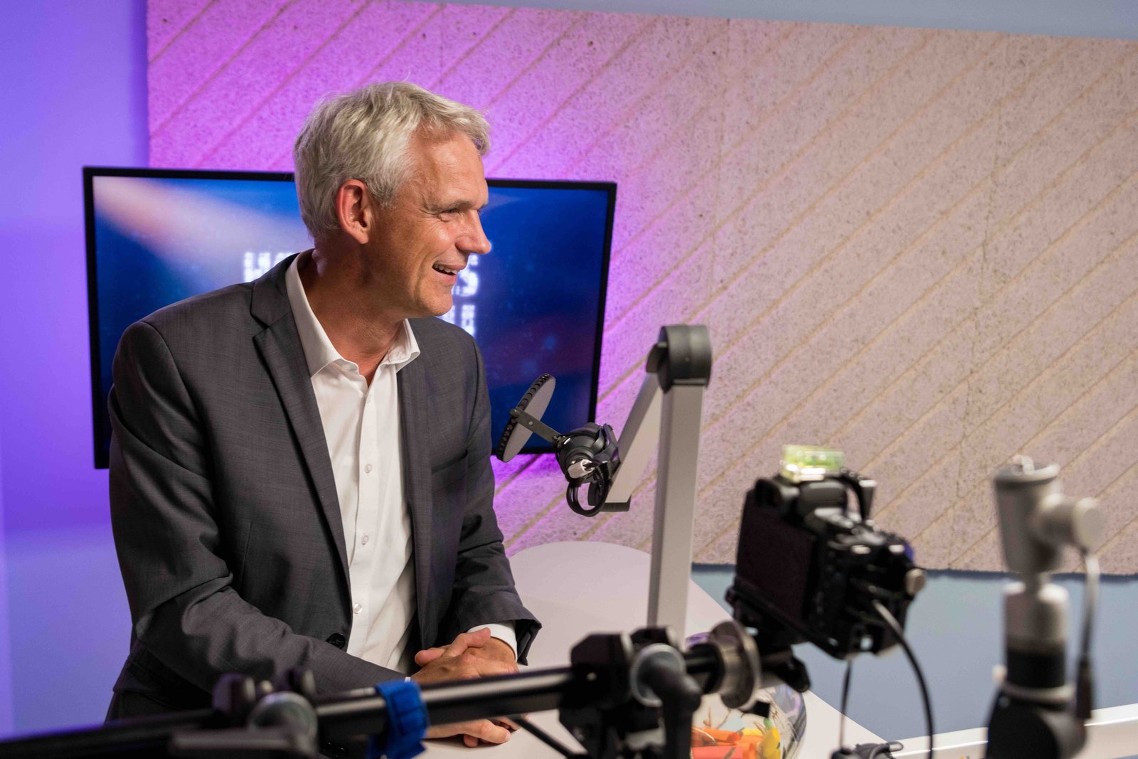 Heino Falcke im Podcaststudio