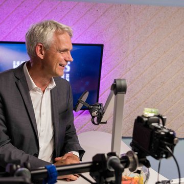 Heino Falcke im Podcaststudio