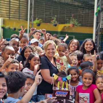 Susanne Borges inmitten von Kindern