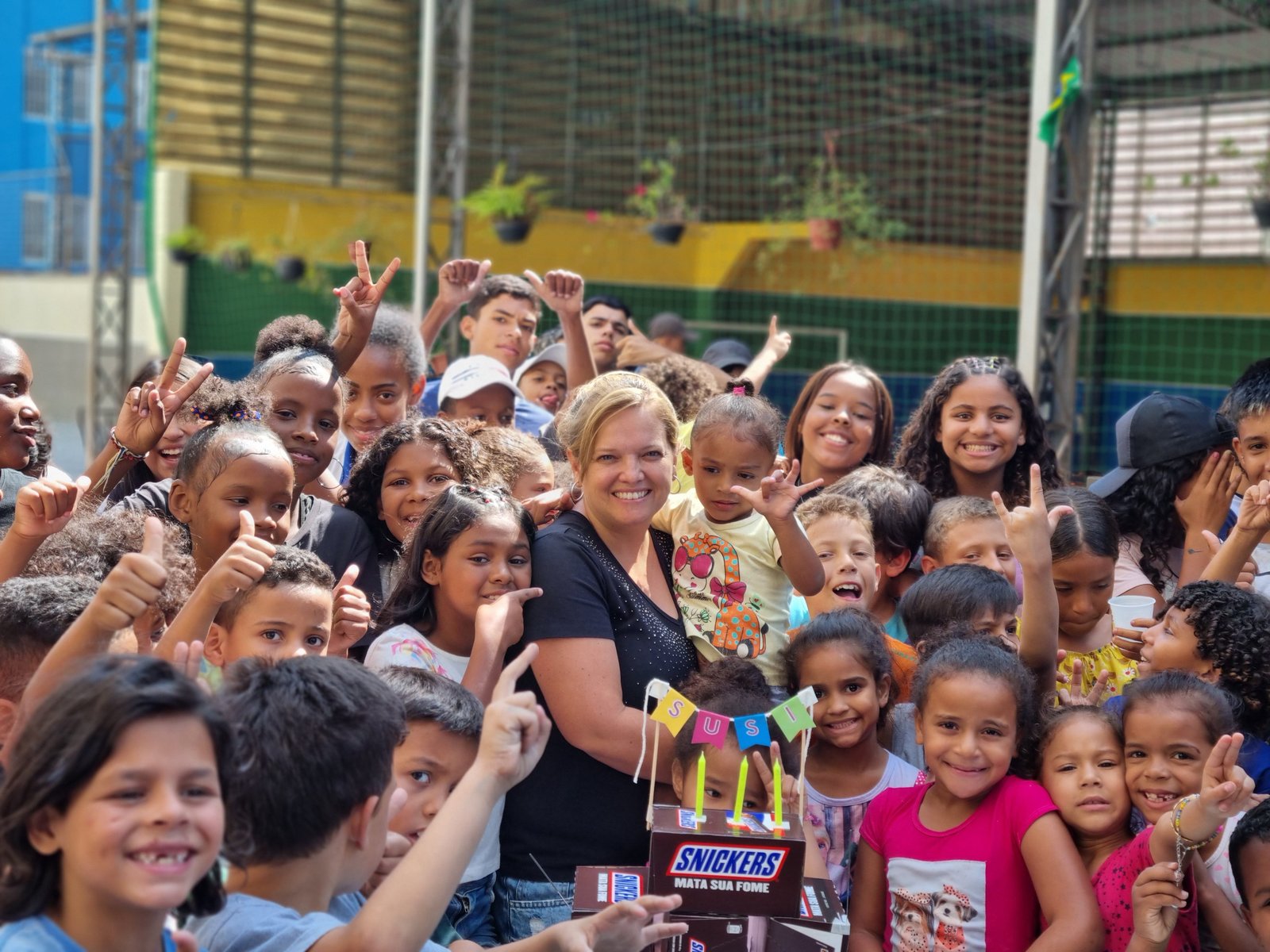 Susanne Borges inmitten von Kindern