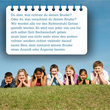 Bibelspruch im Vordergrund, im Hintergrund sind Kinder die auf einer Wiese nebeneinander liegen und fröhlich in die Kamera schauen