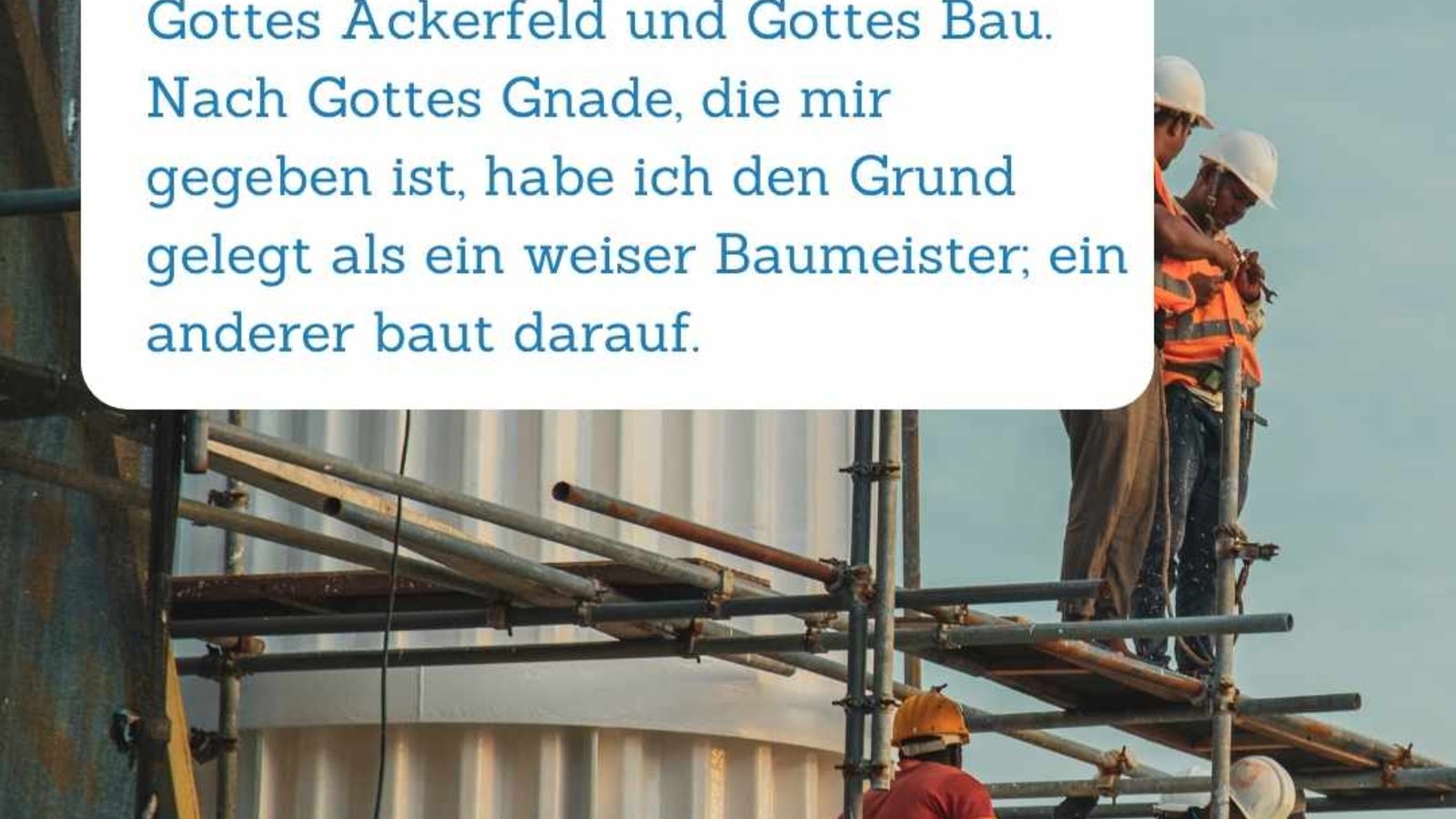 Bauarbeiter stehen auf einem Gerüst und bauen.