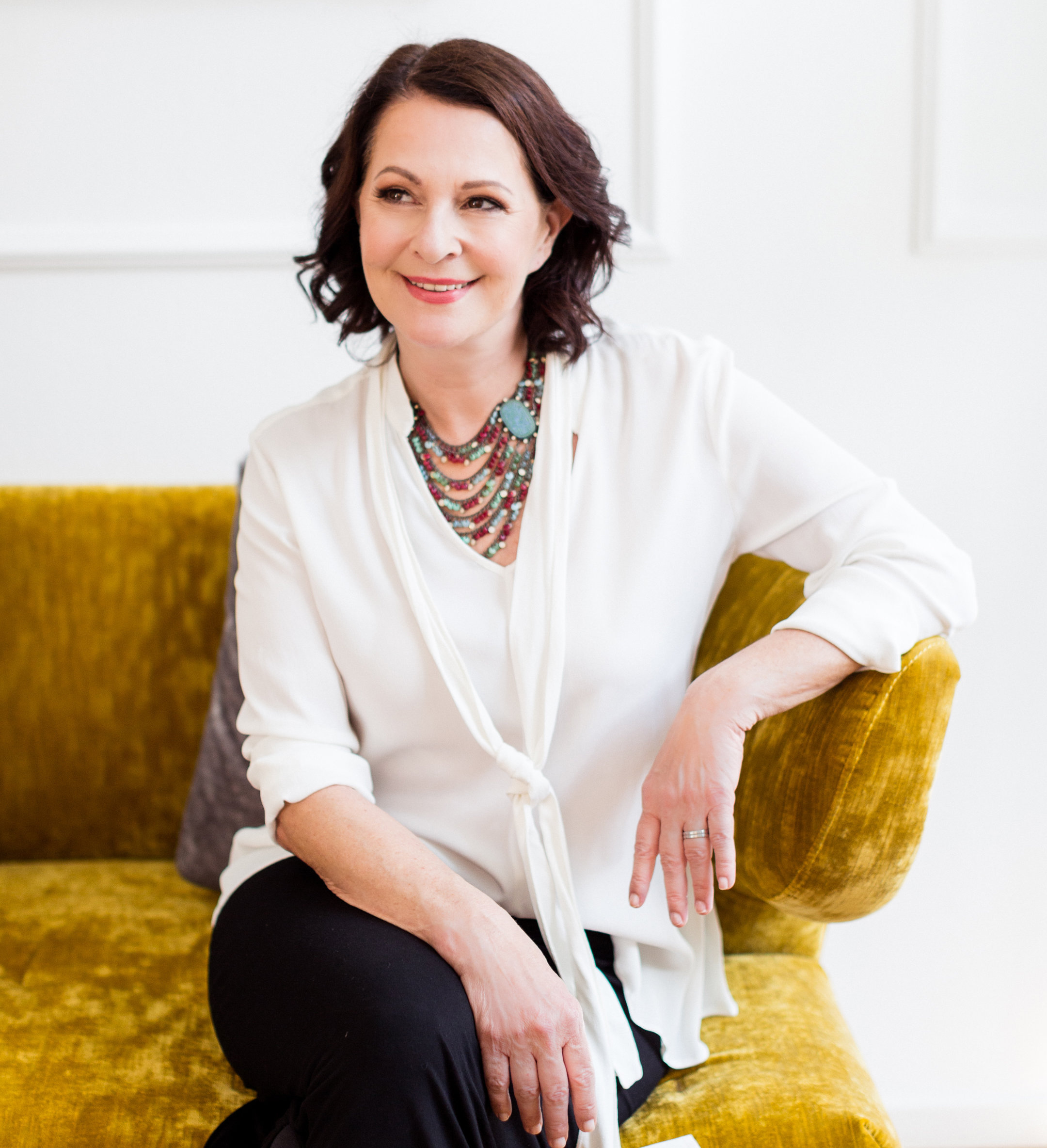Stefanie Stahl sitzt auf einem Sofa