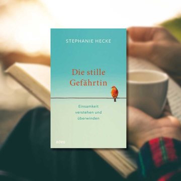 Buchcover "Die stille Gefährtin" von Stephanie Hecke. Im Hintergrund ist eine Person zu sehen, die hält eine Tasse in der Hand und ein Buch auf den Knien.