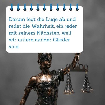 Bibelspruch im Vordergrund. Im Hintergrund ist eine Darstellung der griechischen Göttin Justitia.