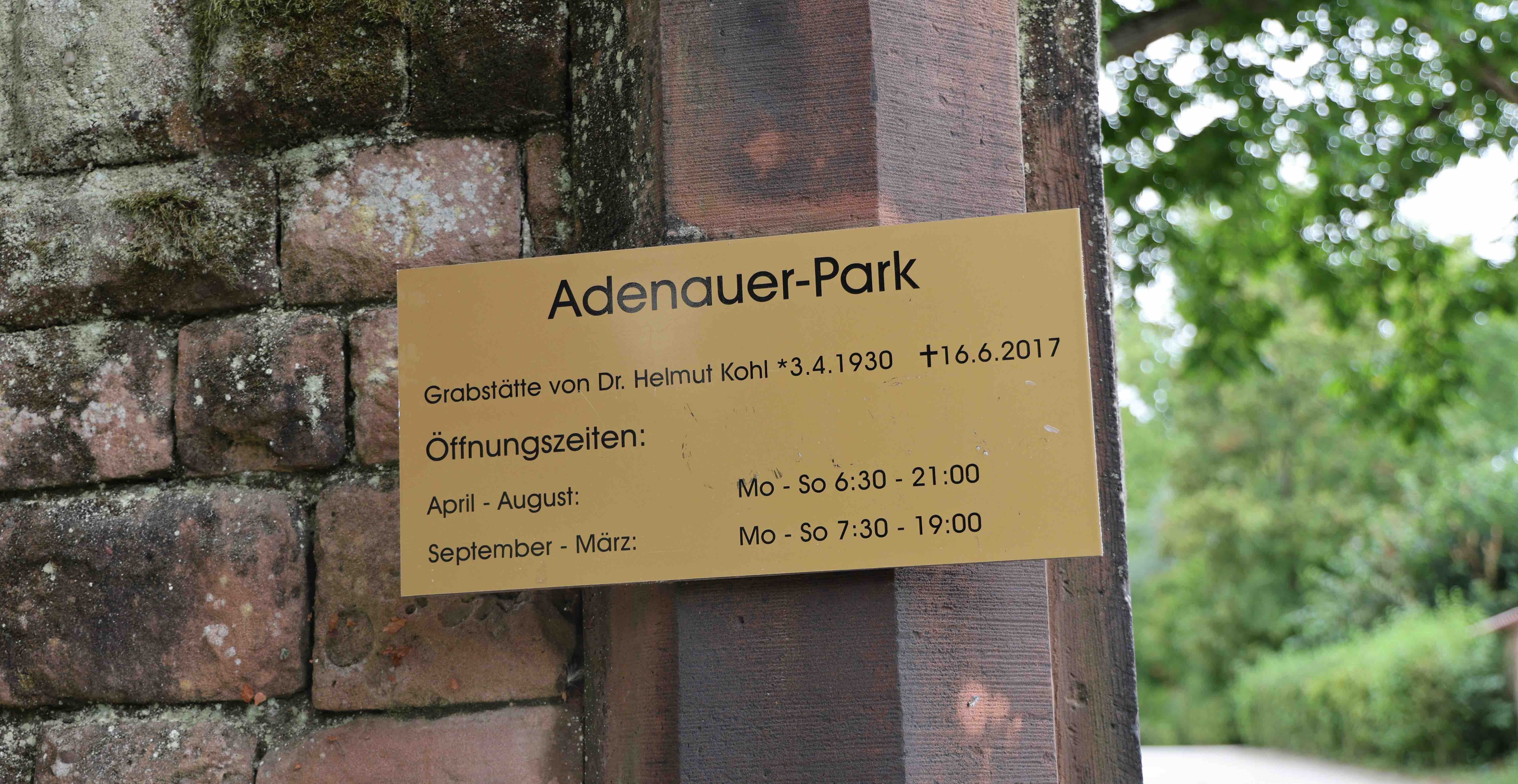 Hinweisschild auf dem "Adenauer-Park" Grabstätte von Dr. Helmut Kohl *3.4.1930 +16.6.2017 steht, sowie die Öffnungszeiten des Parks