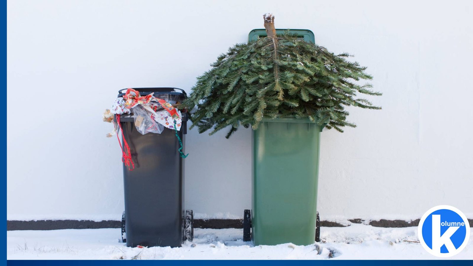 Zwei Mülltonnen, eine vollgestopft mit Geschenkpapier, die zweite mit einem Tannenbaum.