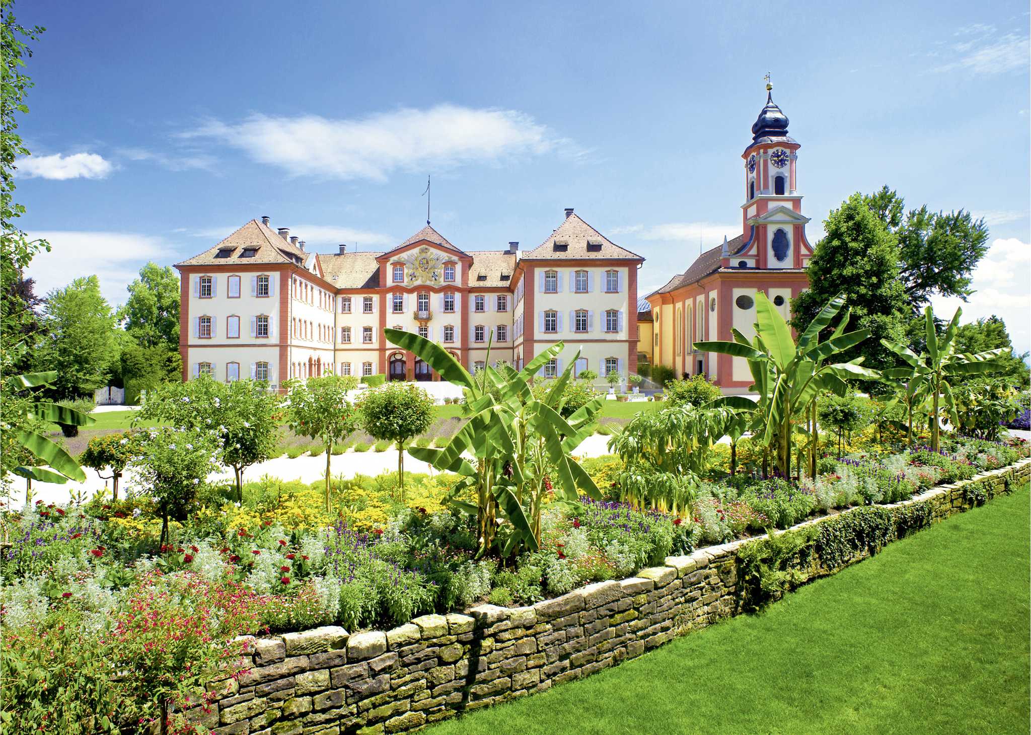 Die Schlosskirche St. Marien auf der Insel Mainau ist auf dem Foto zu sehen.