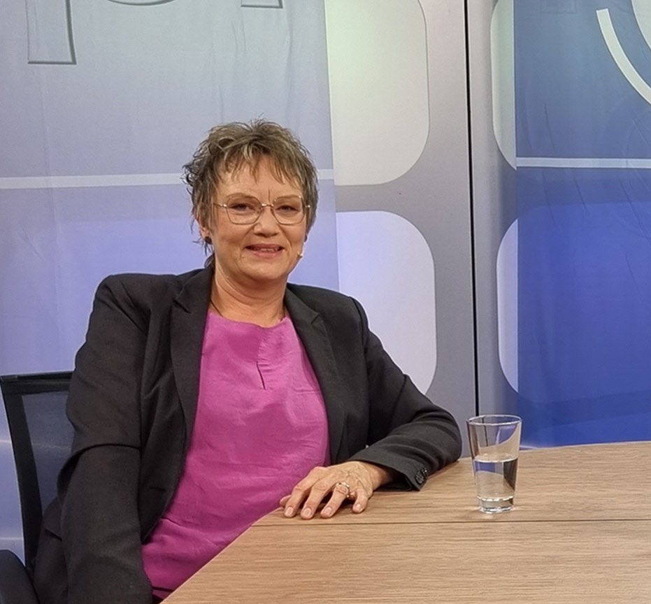 Sabine Langenbach im Fernsehstudio