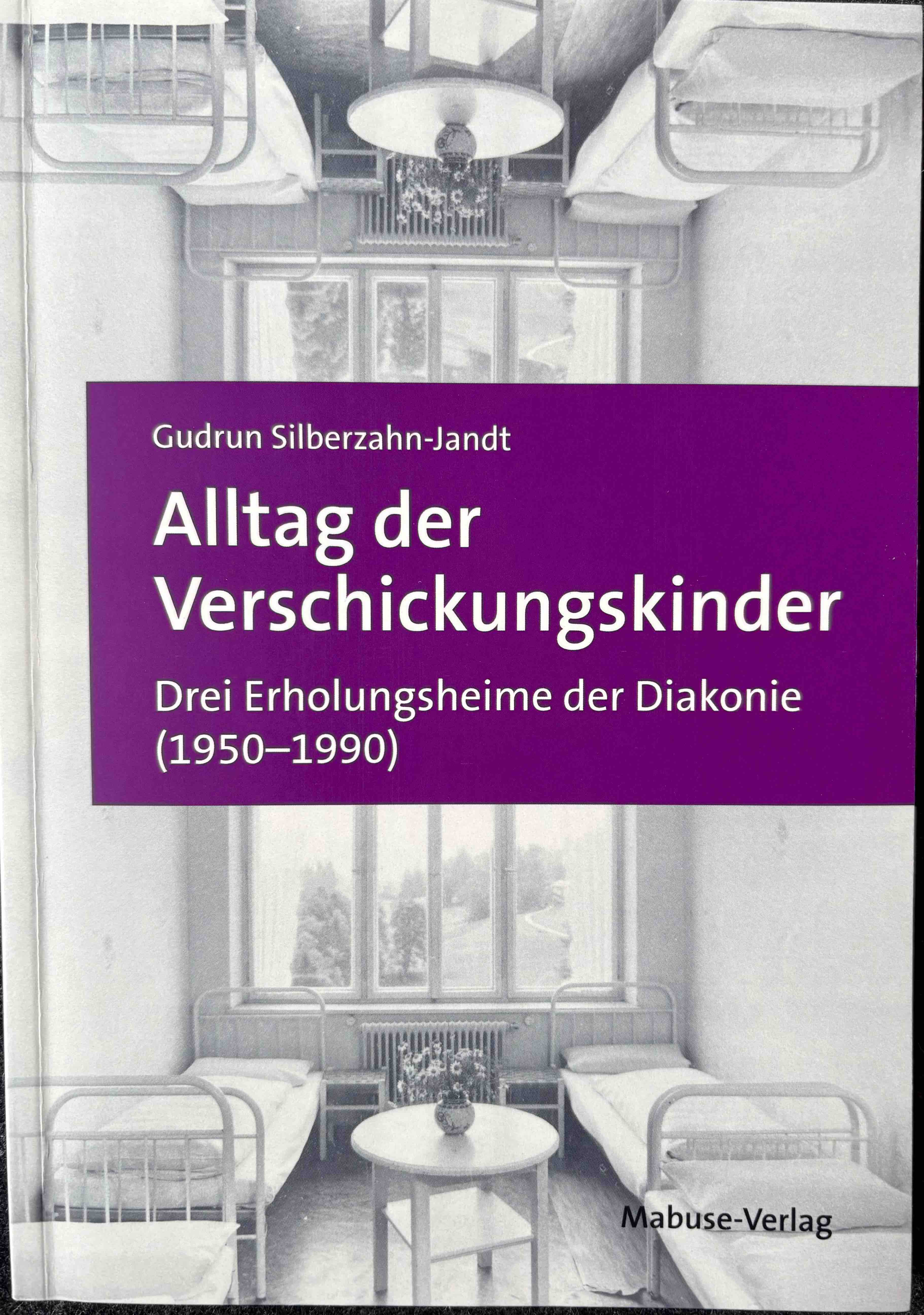 Buchcover in Lila und schwarz-weiß: "Alltag der Verschickungskinder"