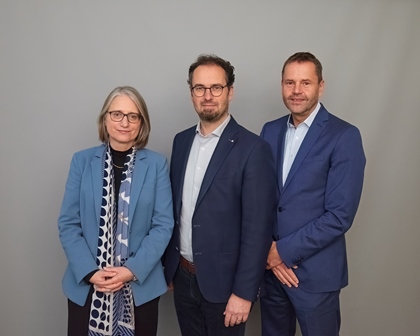 Von links nach rechts stehen die Vorstände des Diakonischen Werks Württemberg Annette Noller, Kornelius Knapp und Robert Bachert nebeneinander.