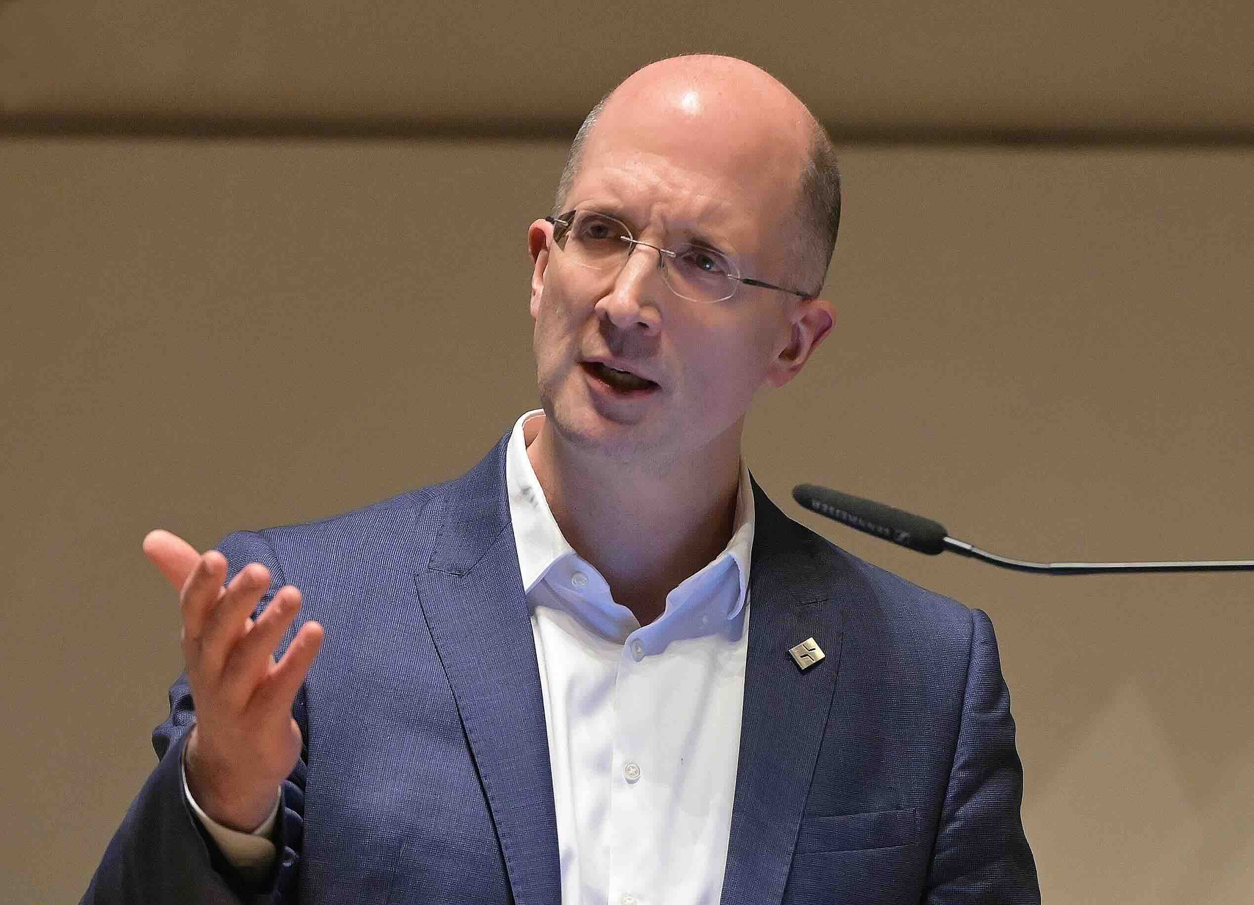 Das Foto zeigt den EKD-Sportbeauftragten Thorsten Latzel, während er eine Rede hält.