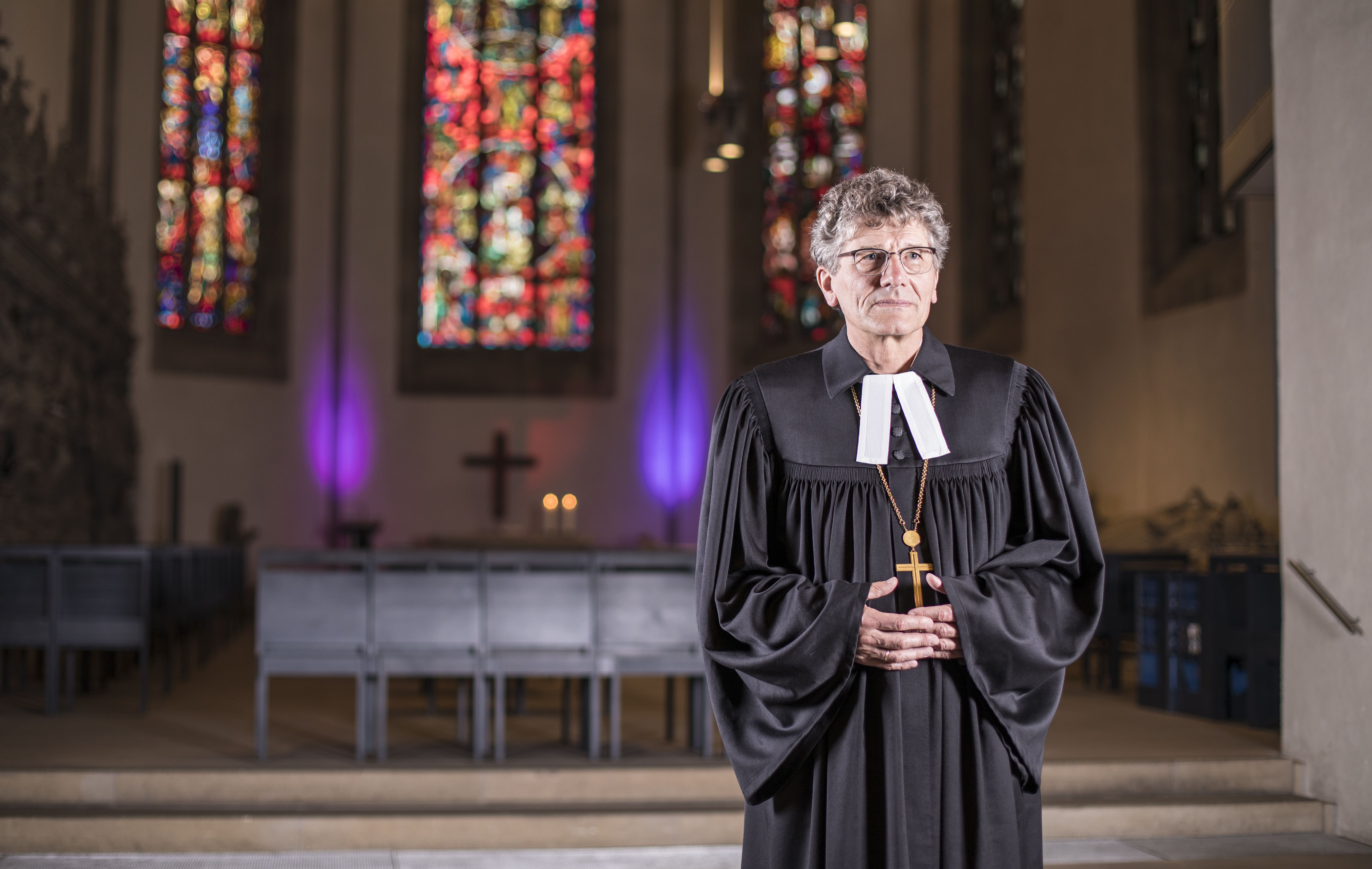 Landesbischof Ernst-Wilhelm Gohl trägt einen Talar in einer Kirche.