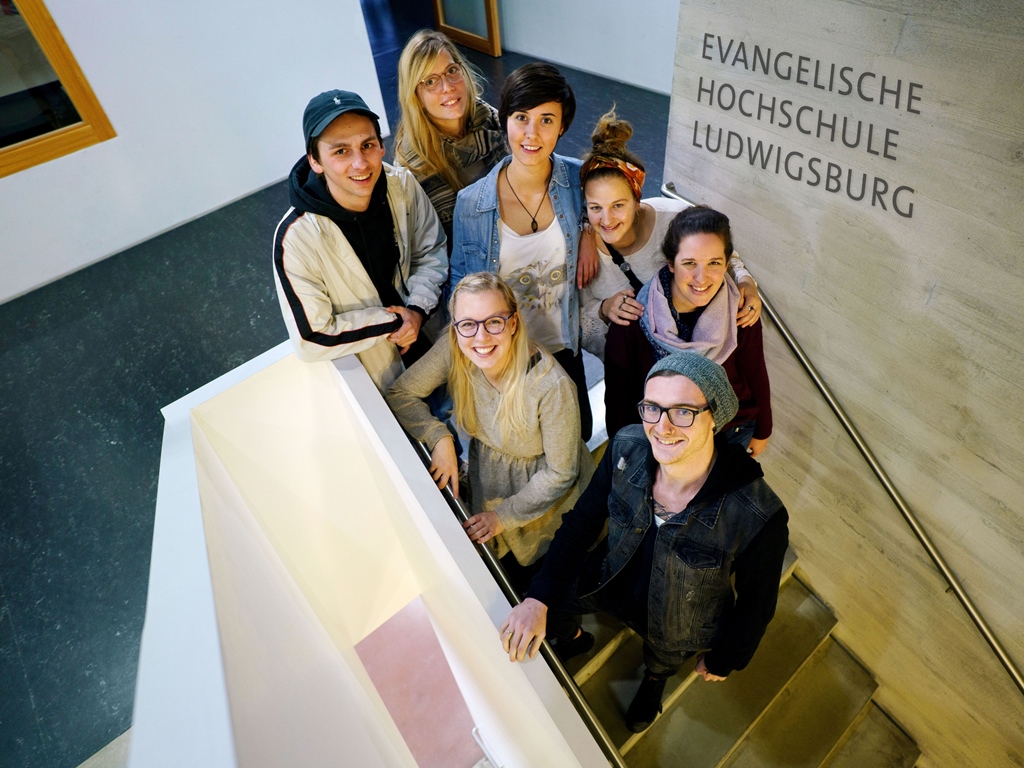 Studierende in einem Treppenhaus der Ev. Hochschule Ludwigsburg