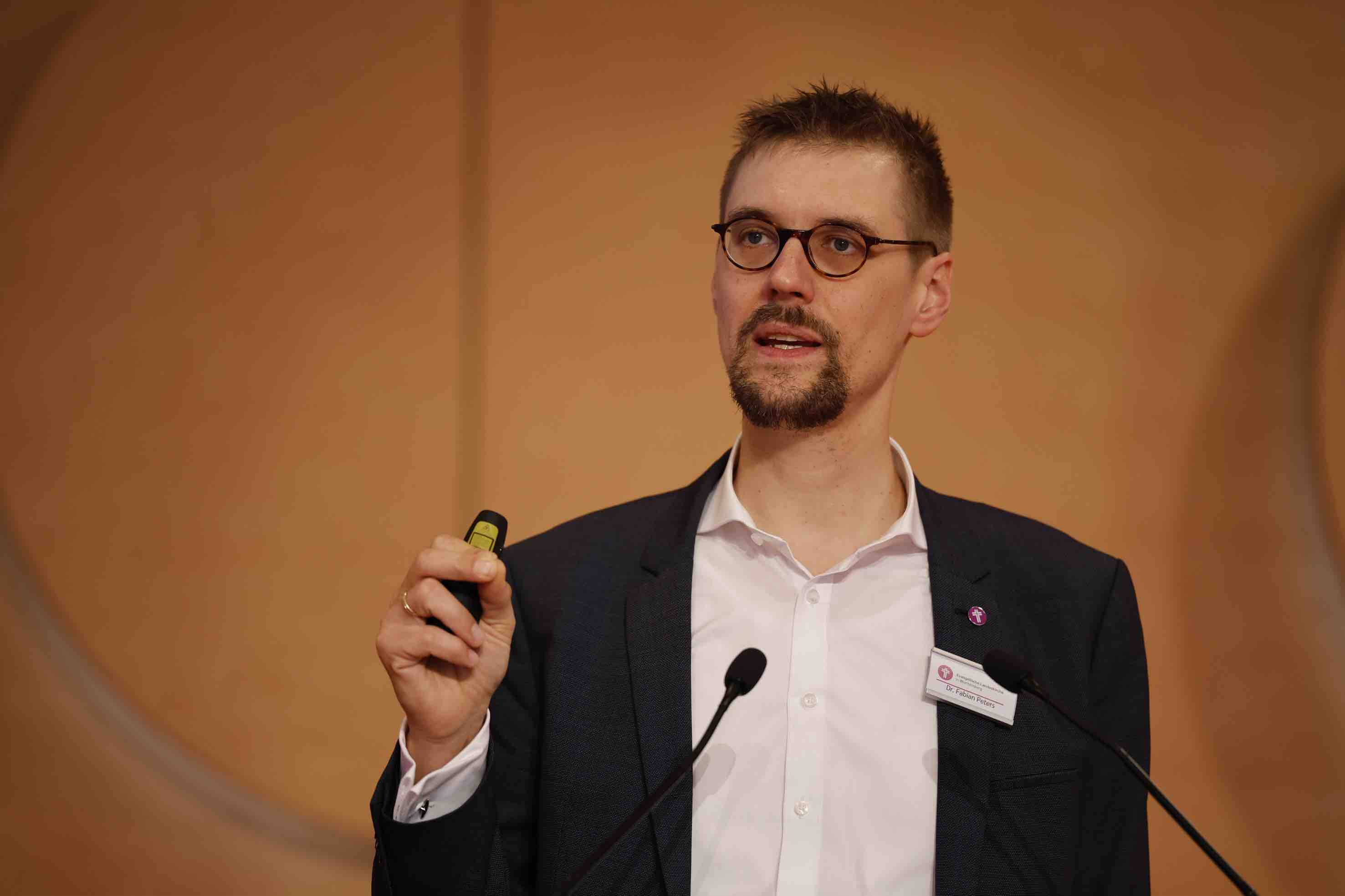 Fabian Peters spricht auf der Herbstsynode.