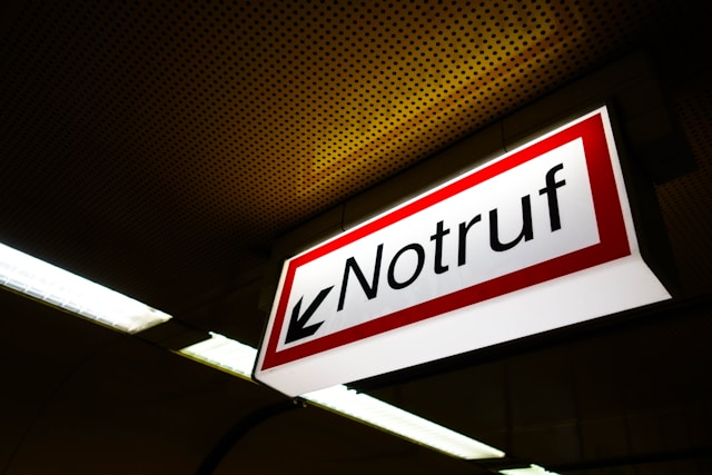 Rot-weißes Schild auf dem Notruf steht