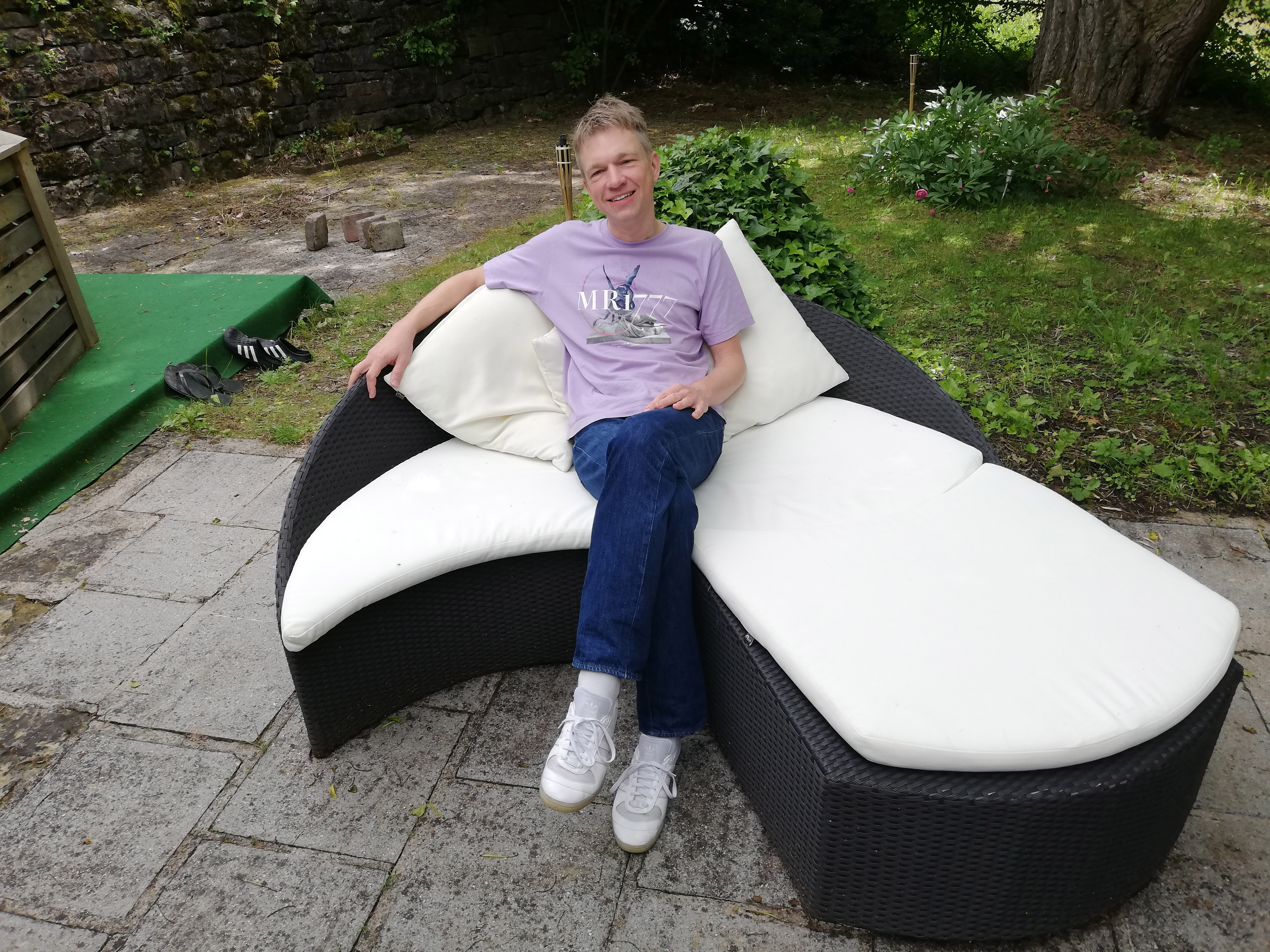 Andreas Croonenbroek sitzt im Garten