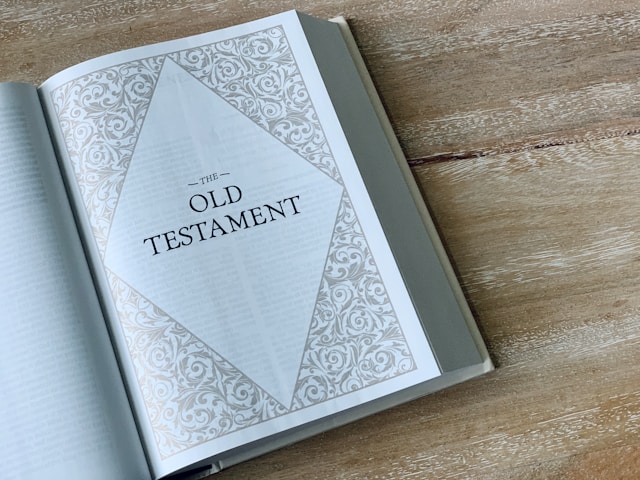 Das Alte Testament aufgeschlagen in der Bibel