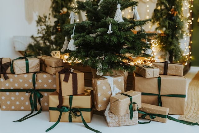 Verpackte Geschenke liegen unter einem Weihnachtsbaum