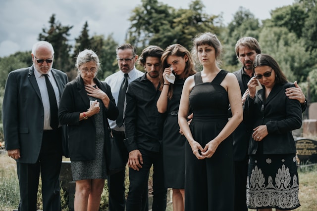 Traurige Familie bei Beerdigung