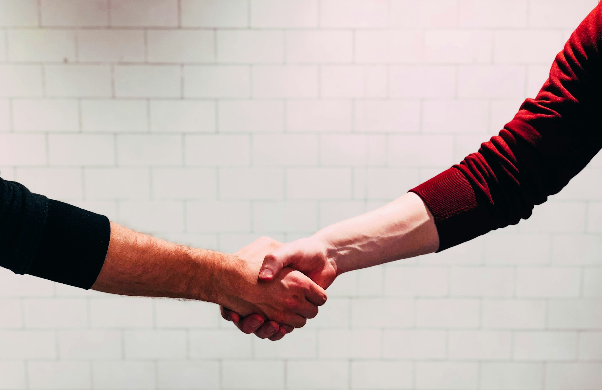 Zwei Männer schütteln sich die Hand
