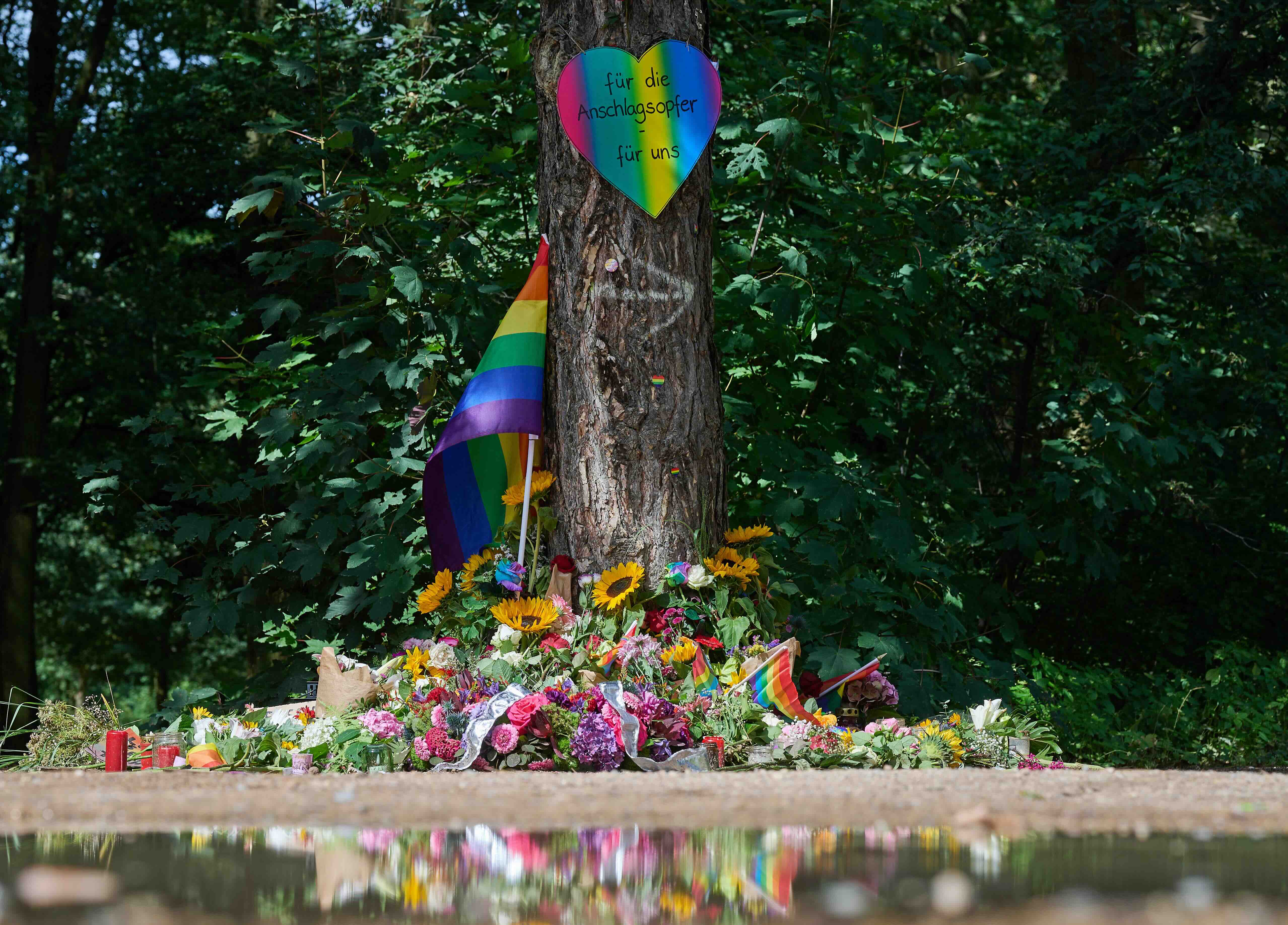  Im Berliner Tiergarten liegen an einem Baum Blumen und Beileidsbekundungen an einem der Tatorte im Berliner Tiergarten.