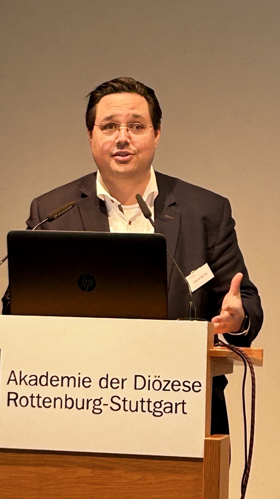 Daniel Bouhs steht an einem Rednerpult.