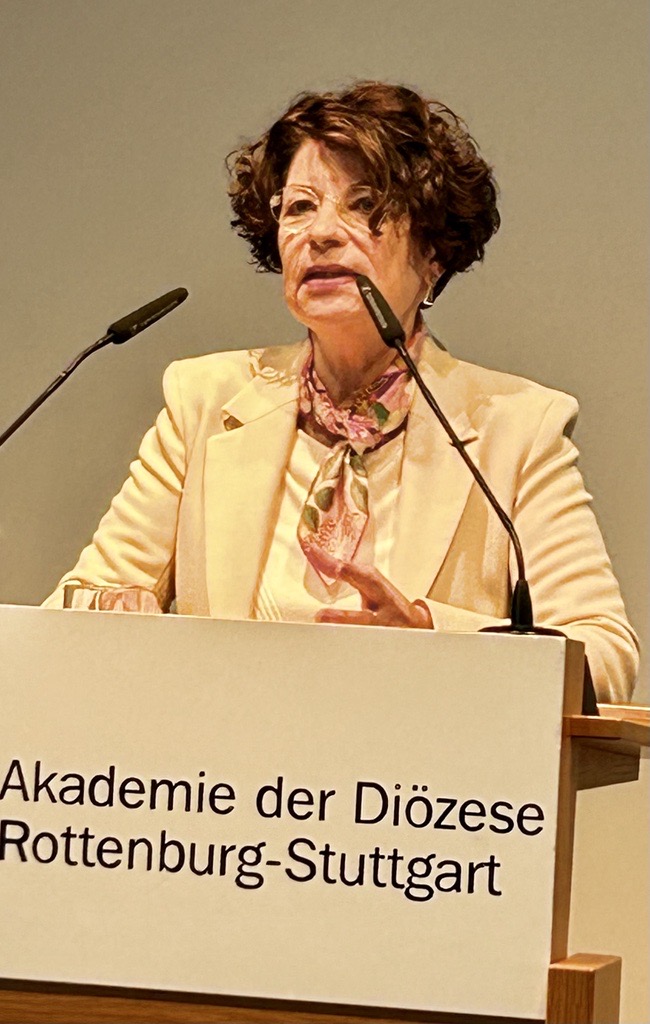 Petra Grimm steht an einem Rednerpult.