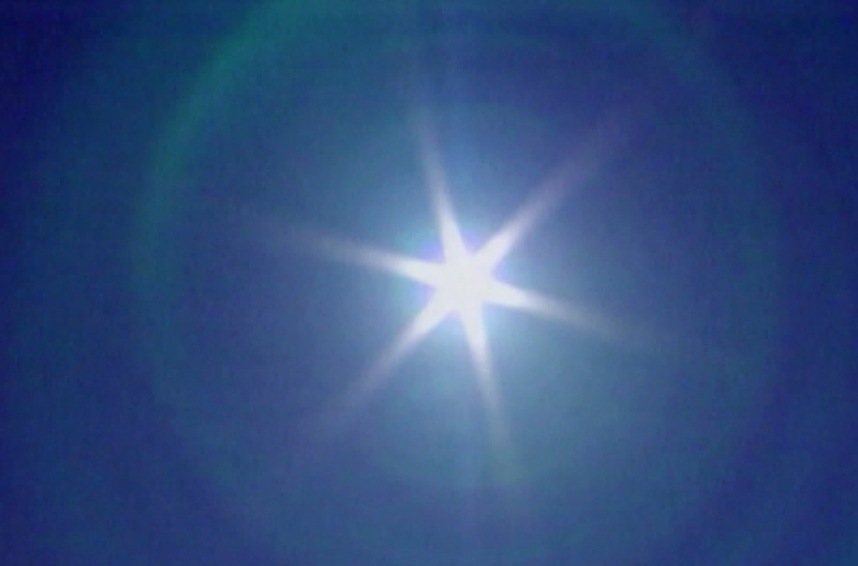 Die Sonne am blauen Himmel.