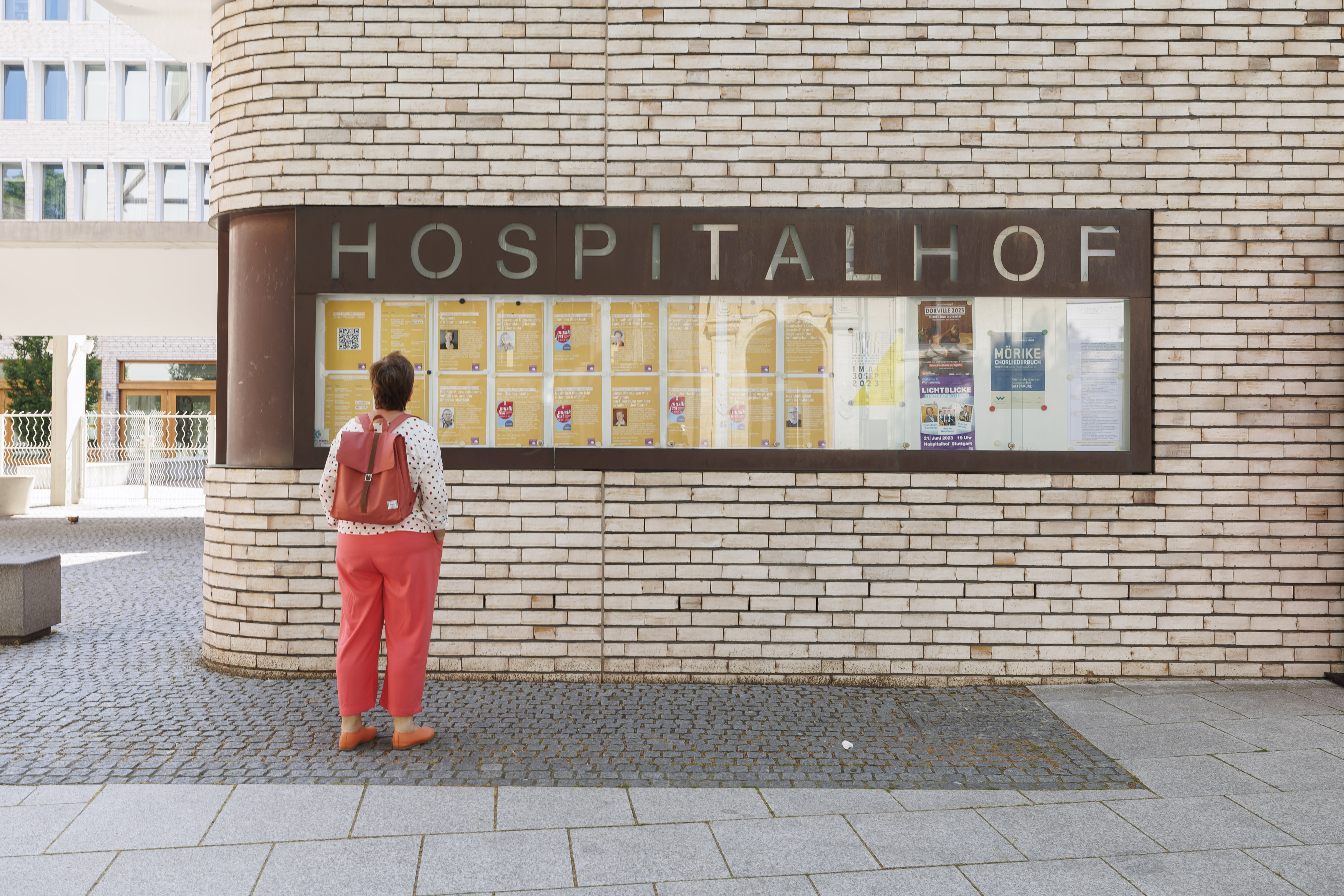 Eine Frau steht vor dem Hospitalhof in Stuttgart