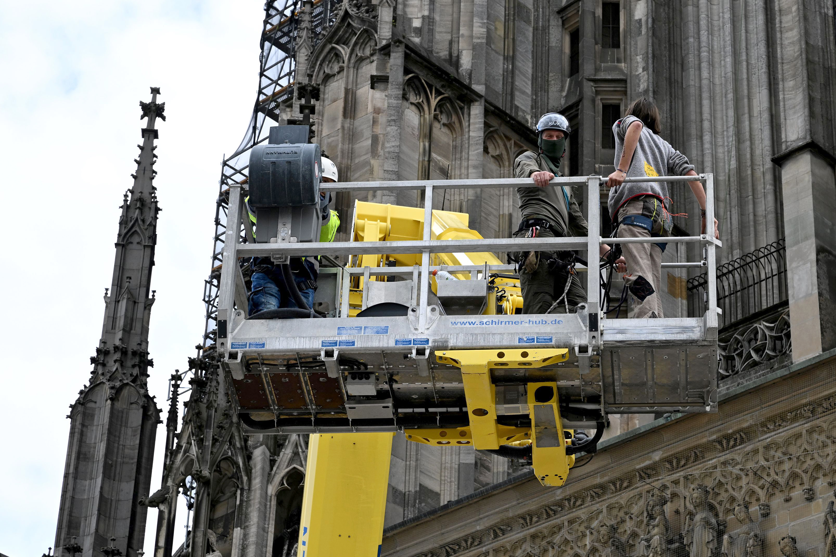 Klimaaktivisten werden mit Kran vom Ulmer Münster geholt